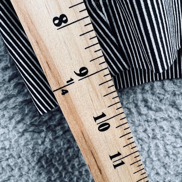 Chicos Perfect Stretch Shorts Womens 2 Large Short Black White Stripe Pull On - Picture 11 of 12